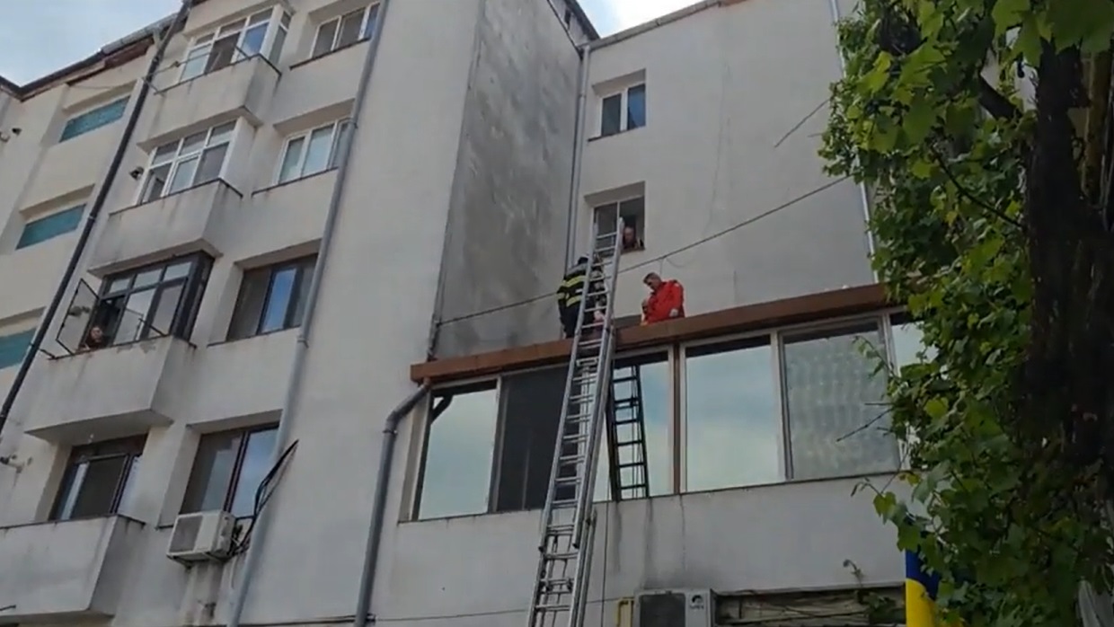 a vrut sa intre in casa prin exterior si a cazut in gol