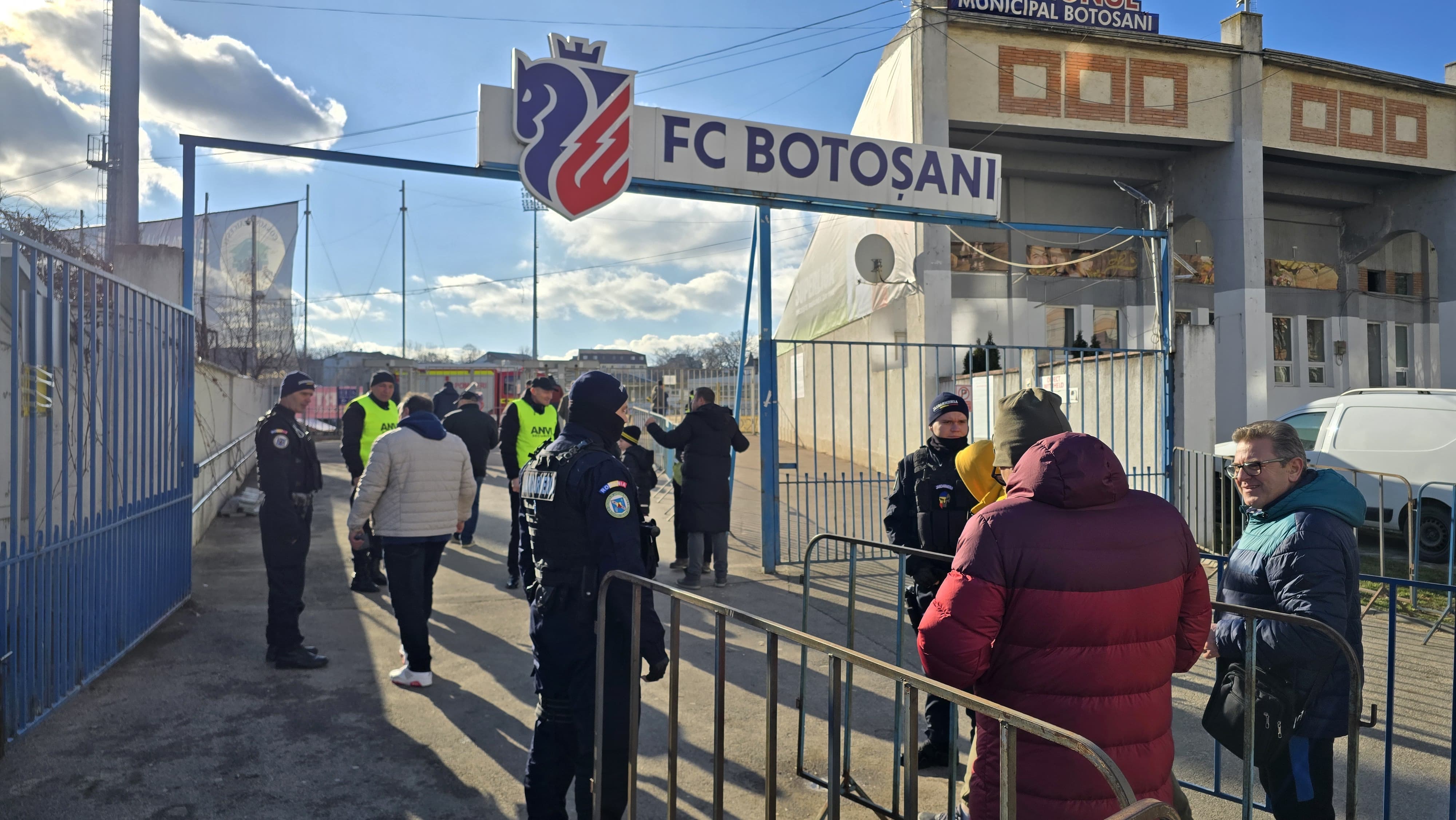 Jandarmii de la Bacău vin la Botoșani pentru meciul dintre F.C. Botoșani și Dinamo București