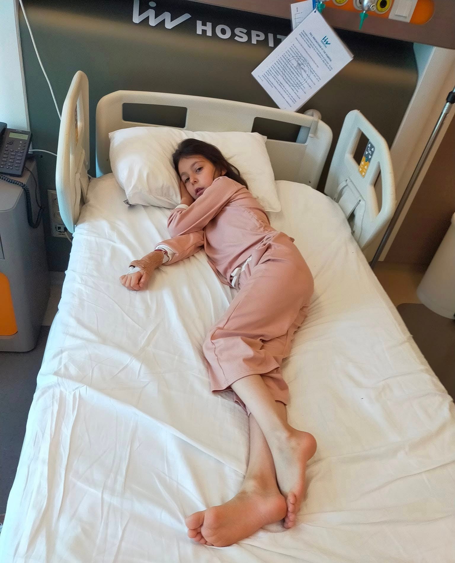 Copila mică prinsă într-o luptă prea mare are nevoie de încă un transplant de celule stem 