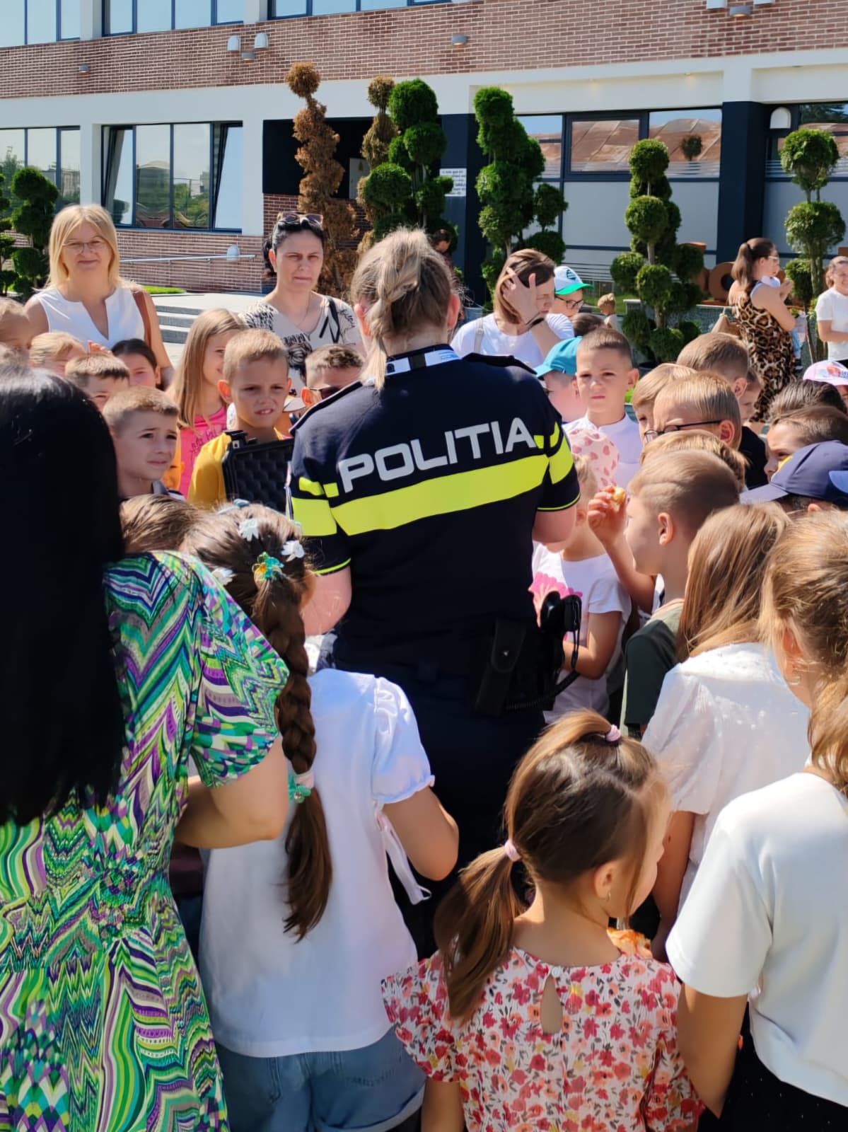 Peste 100 de elevi i-au cunoscut pe oamenii din spatele uniformei