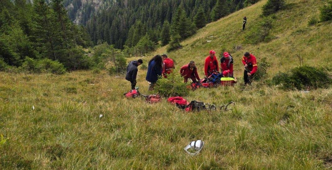 Patru tineri morți și unul rănit după ce s-au răsturnat cu mașina într-o râpă 