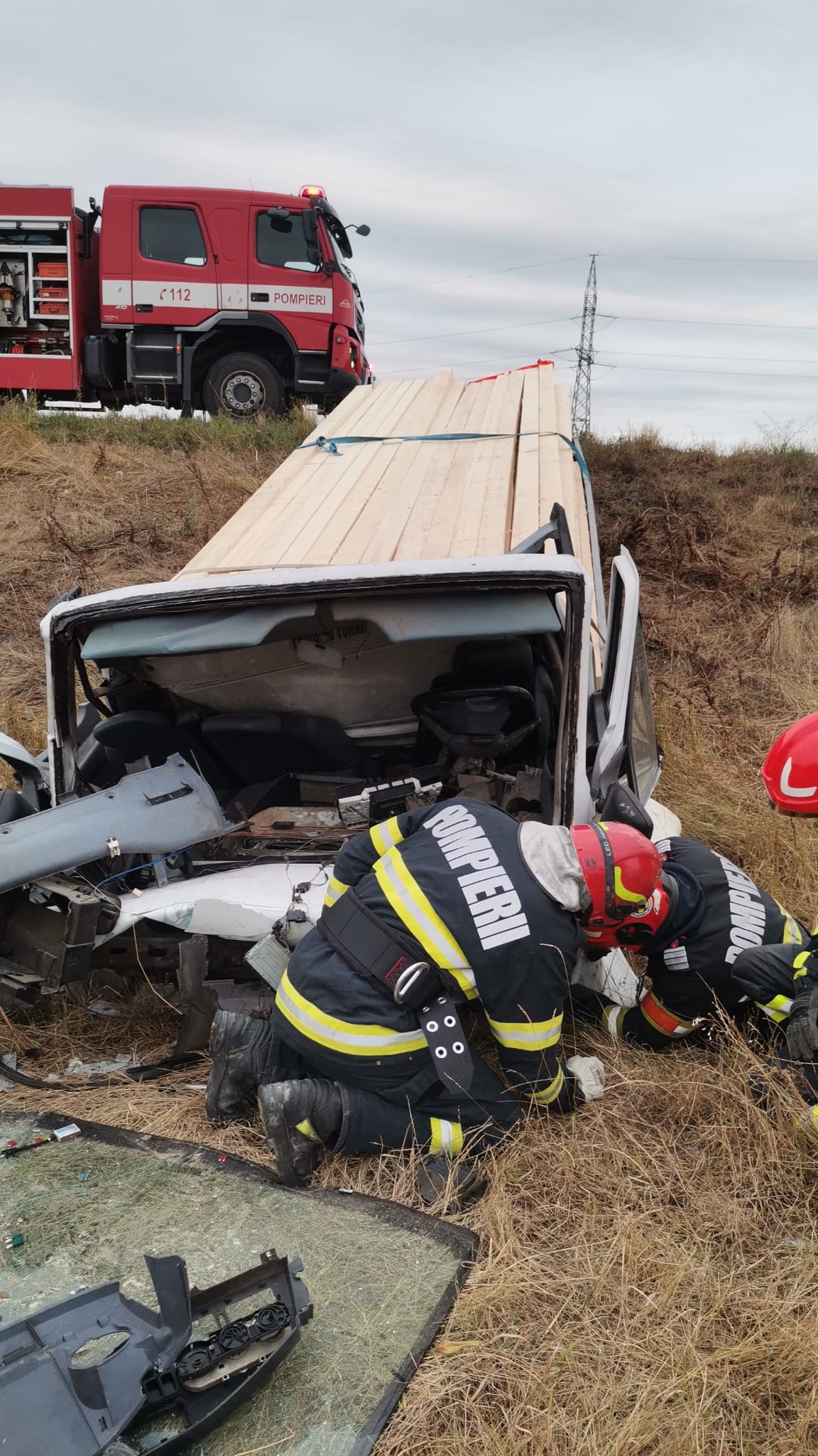 ULTIMĂ ORĂ: Un camion cu lemne s-a răsturnat, tânăr ajuns la Urgențe
