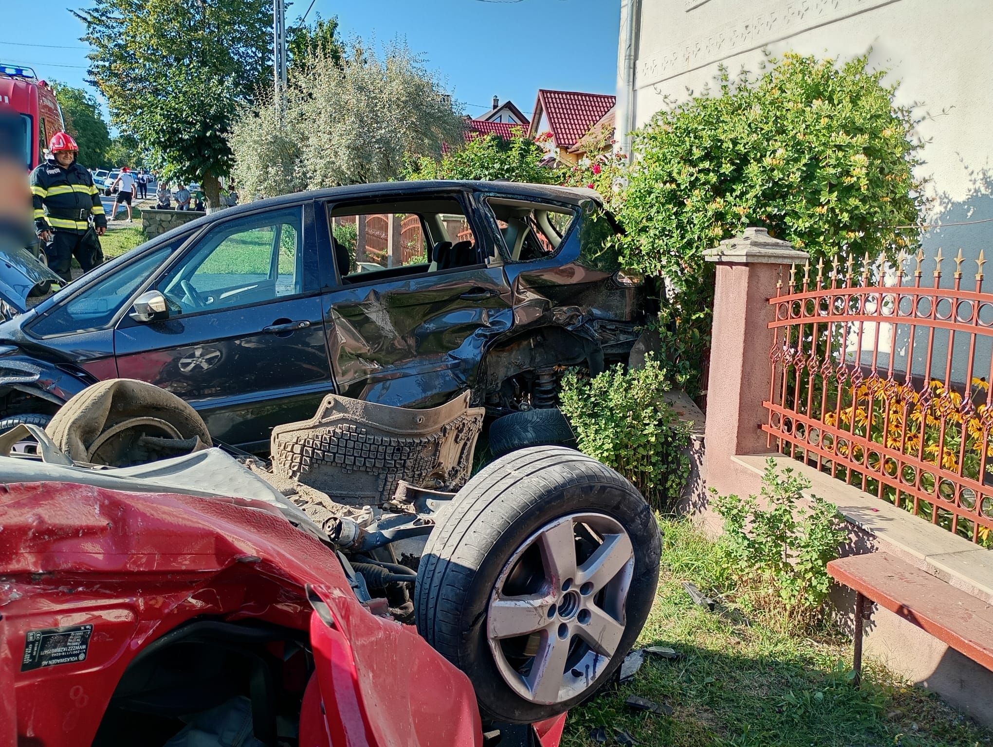 Mașini izbite violent, răniți duși la spital