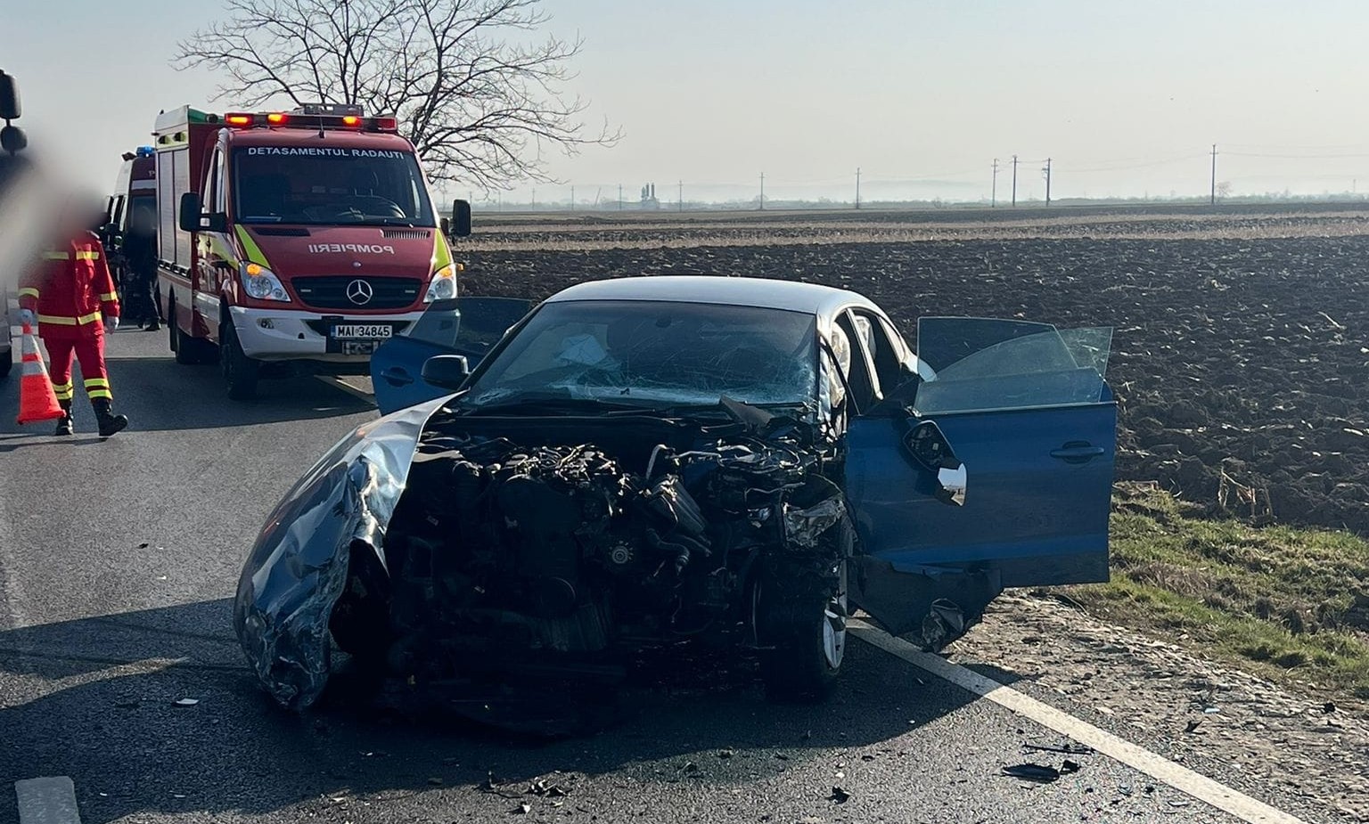 Un microbuz și o mașină s-au izbit, trei persoane au văzut moartea cu ochii 