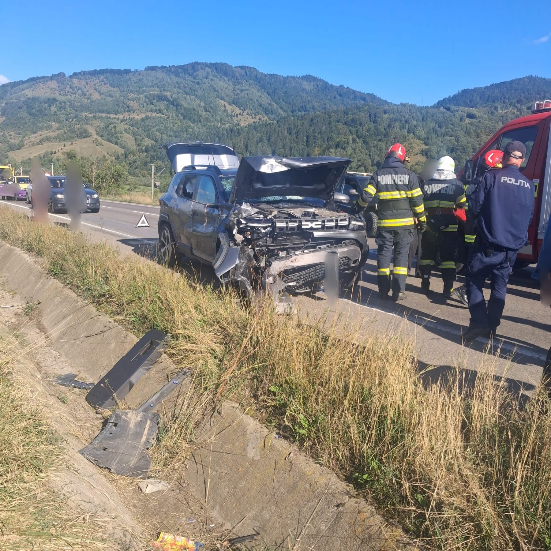 Răniți duși la spital și o mașină distrusă în județul vecin
