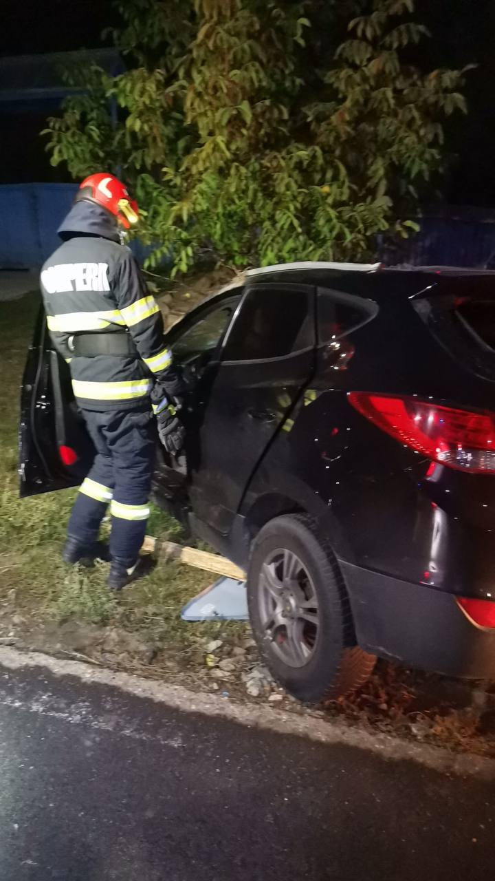 Accident de noapte la Cucorăni: doi tineri au ajuns la spital