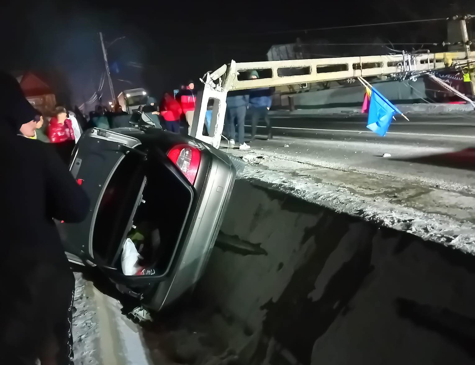 Mașină răsturnată după ce a rupt un stâlp pe drumul Botoșani – Suceava 