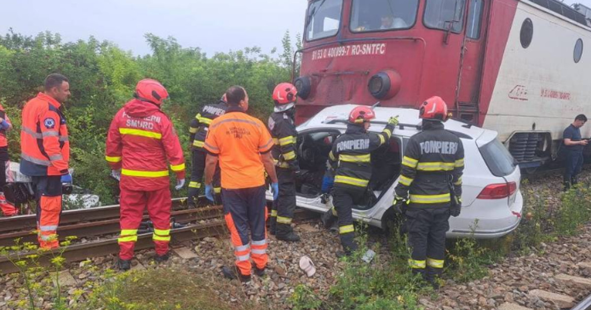 Accident feroviar mortal: Doi bărbați au murit după impactul dintre un autoturism și trenul IR 1763