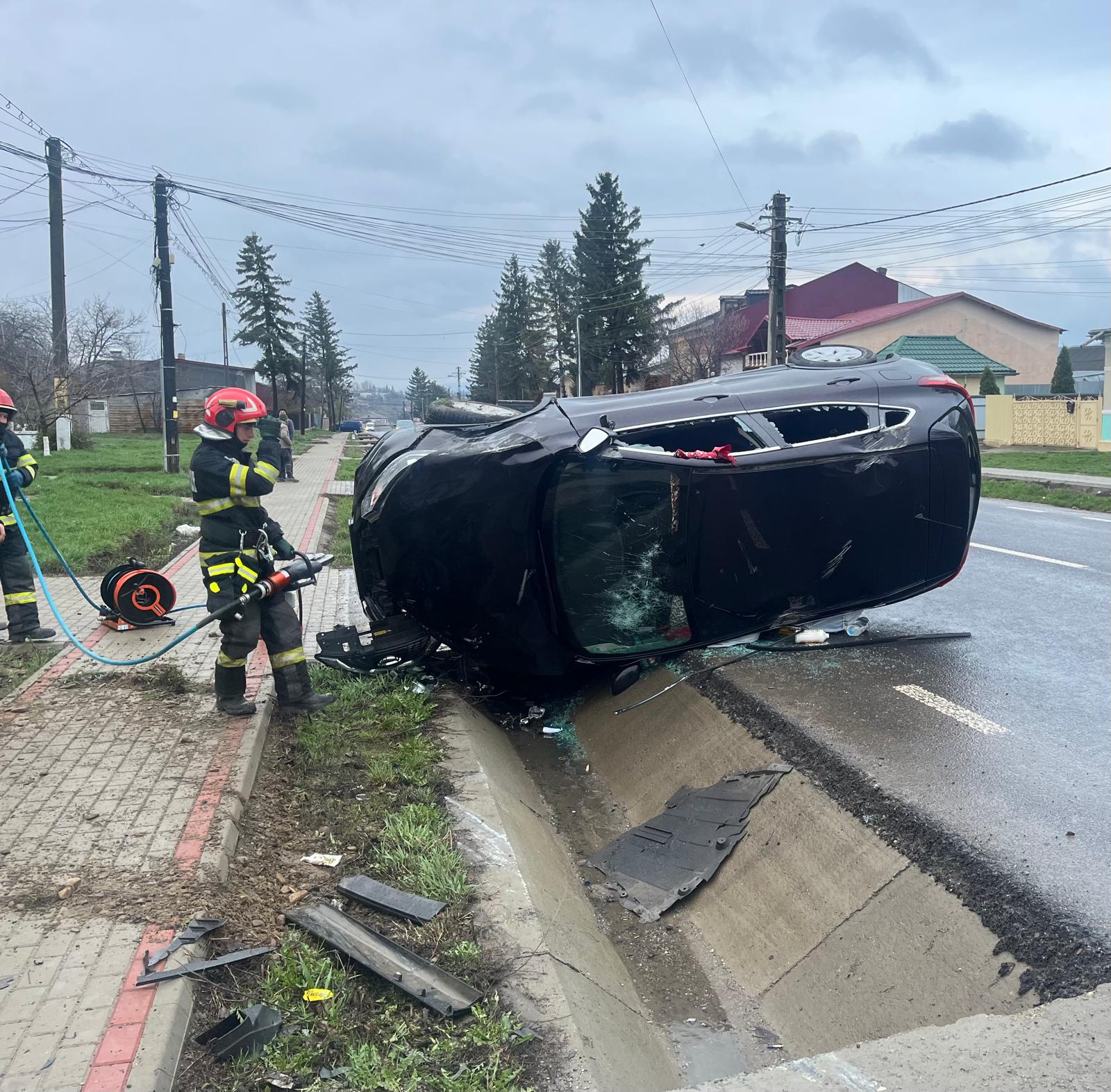 masina rasturnata la Frumusica