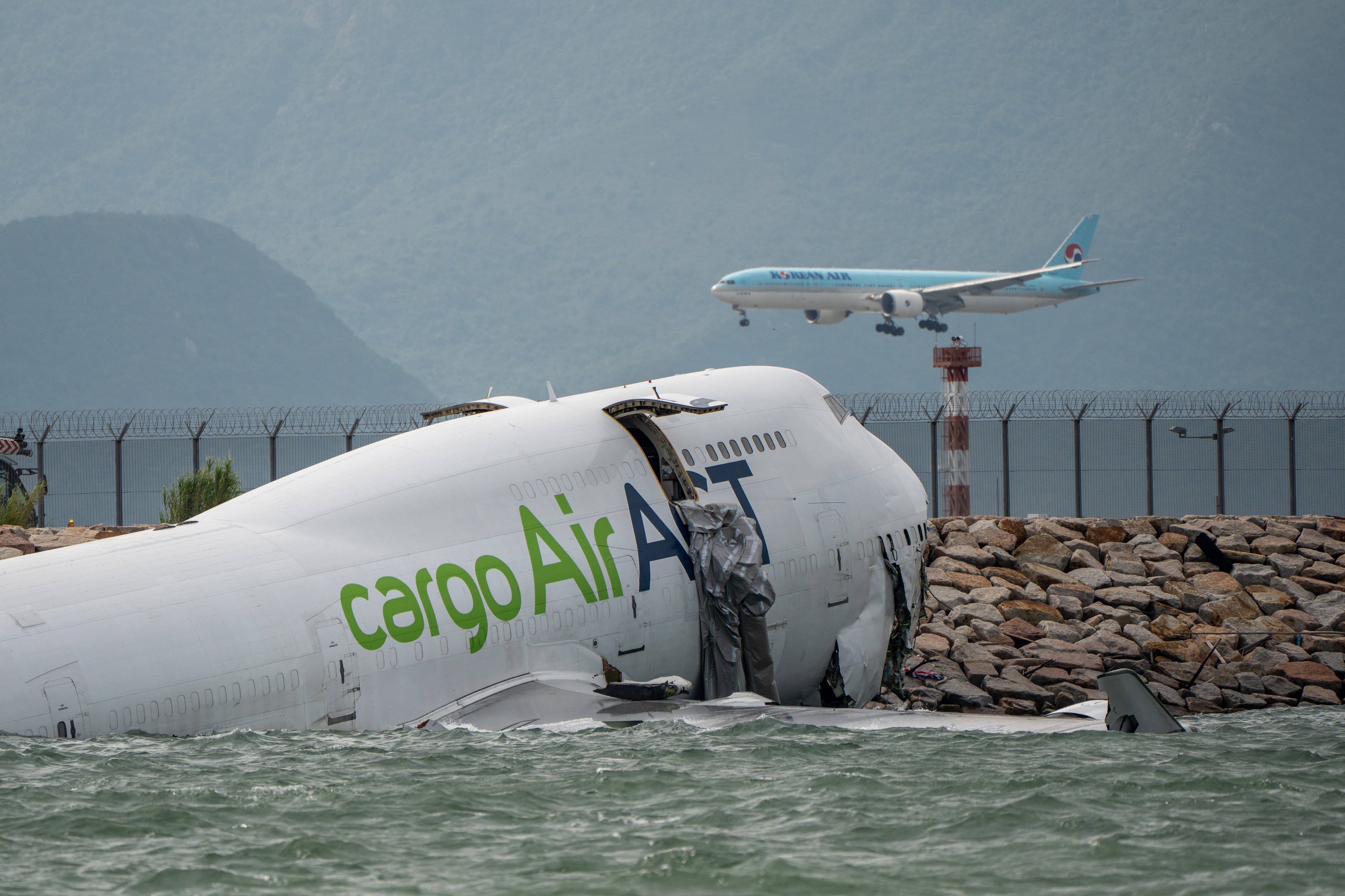 Doi morți după ce un avion cargo a derapat la aterizare și a căzut în mare, în Hong Kong