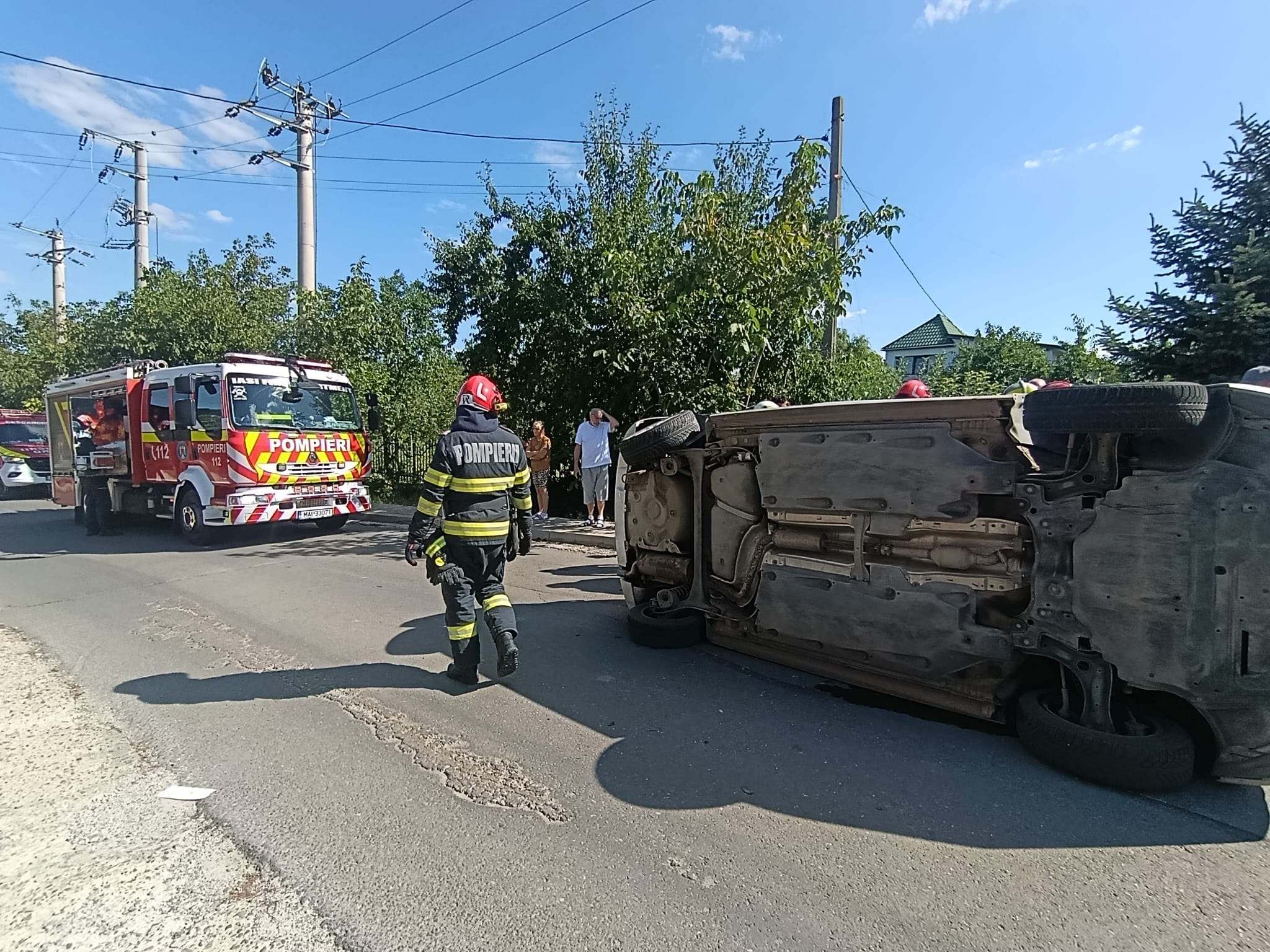 Accident grav: Un copil de 13 ani a pus în mișcare o mașină, cinci persoane au ajuns la spital