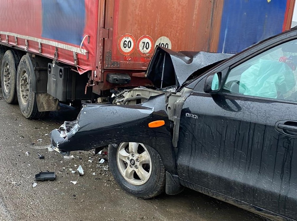Accident grav pe DN17 : Două persoane rănite după ce o mașină a intrat pe contrasens