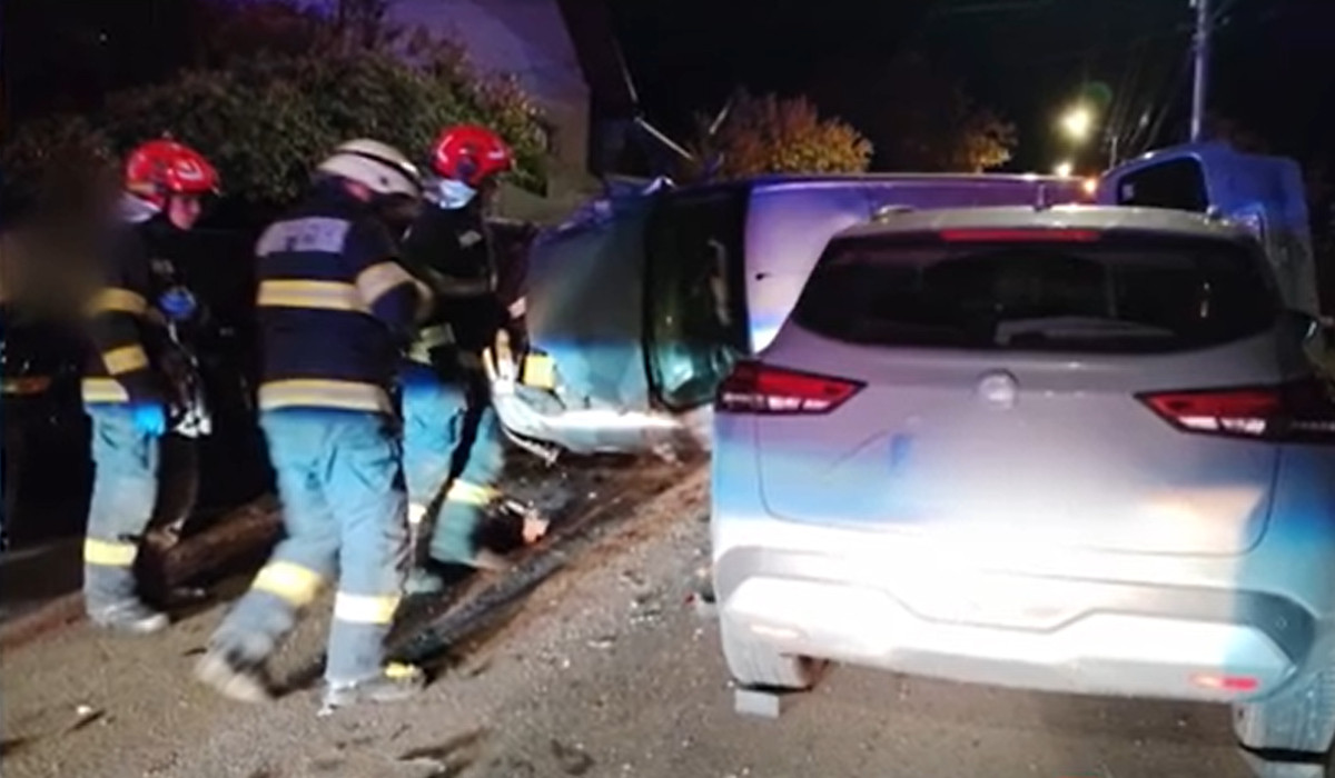 Accident halucinant! Beat la volan, a lovit două mașini, apoi s-a răsturnat peste un alt șofer care era tot băut