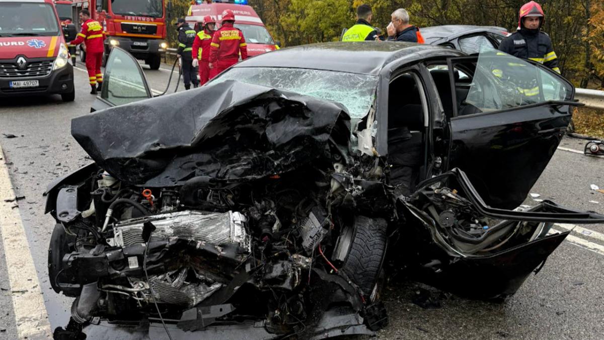 Accident cu doi morţi provocat de un fotbalist: Martorii spun că avea viteză şi stătea pe telefon 