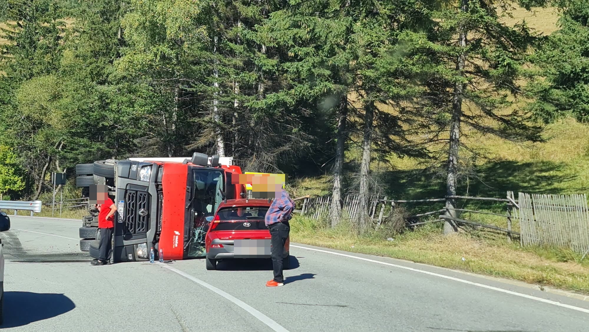 un camion din botosani s a rasturnat la suceava