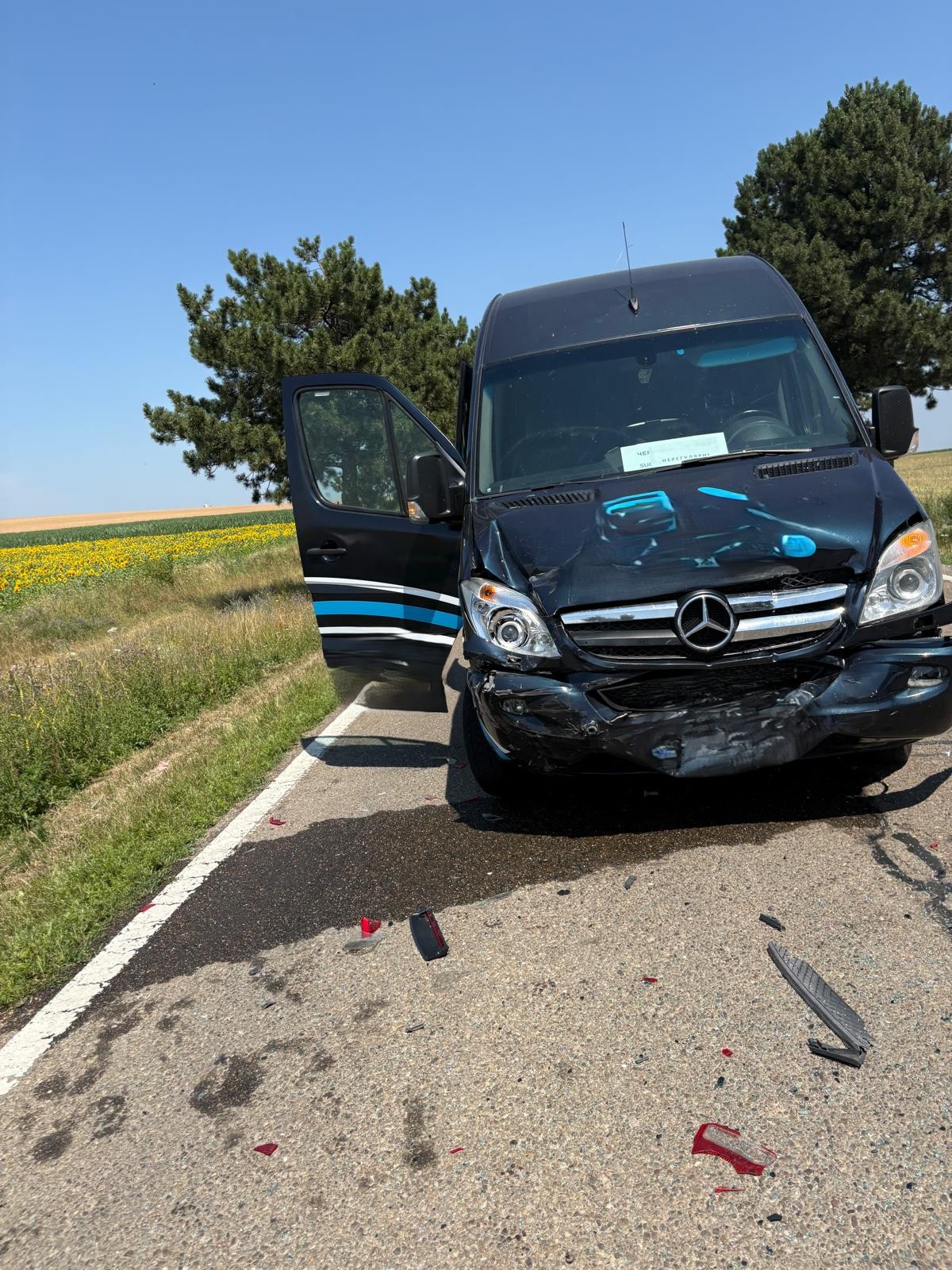 Carambol cu două mașini și un microbuz pe drumul Botoșani - Suceava: Doi copii și un adult au fost transportați la spital