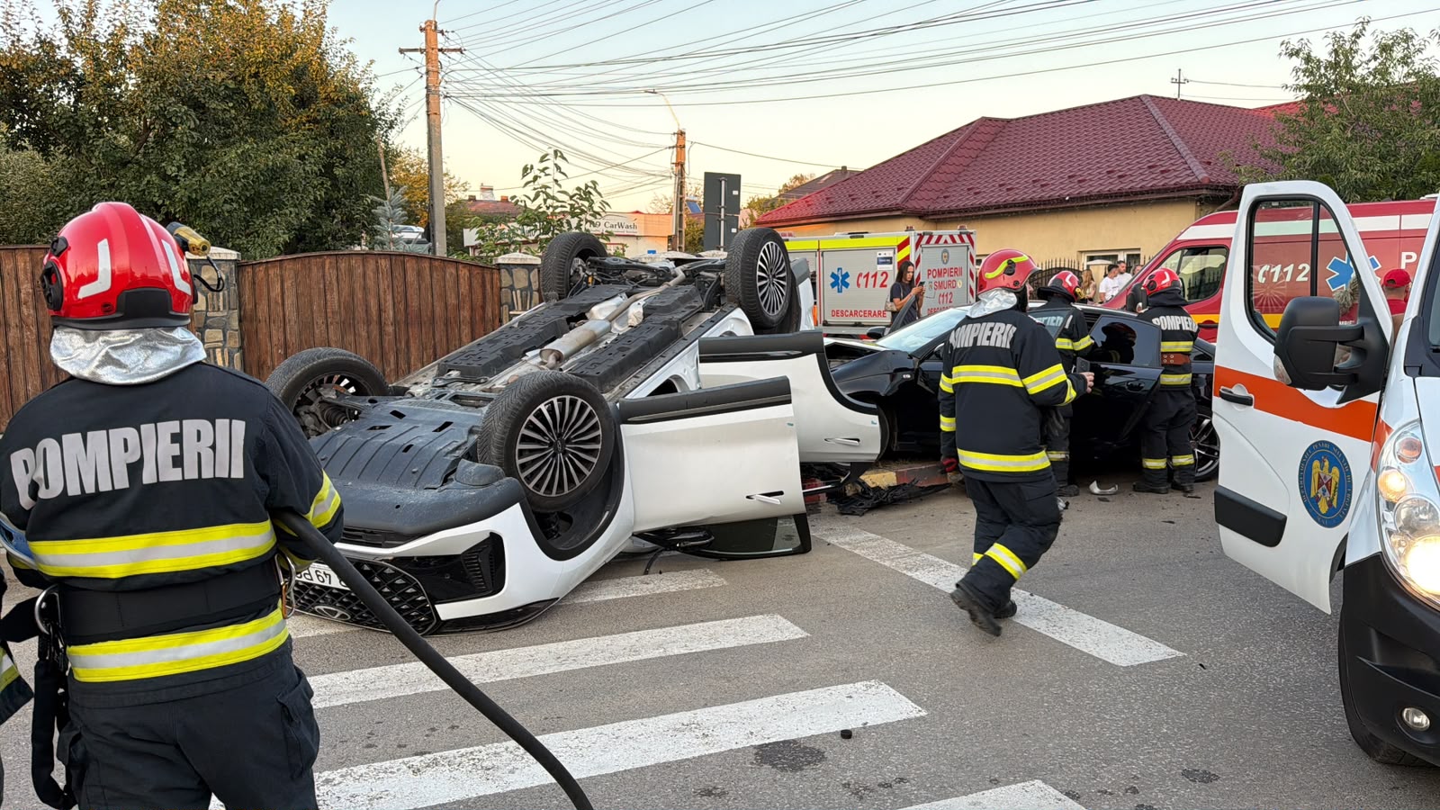 Impact violent pe o stradă din Botoșani: O mașină s-a răsturnat, după ce două autoturisme s-au izbit, ȘAPTE oameni la spital