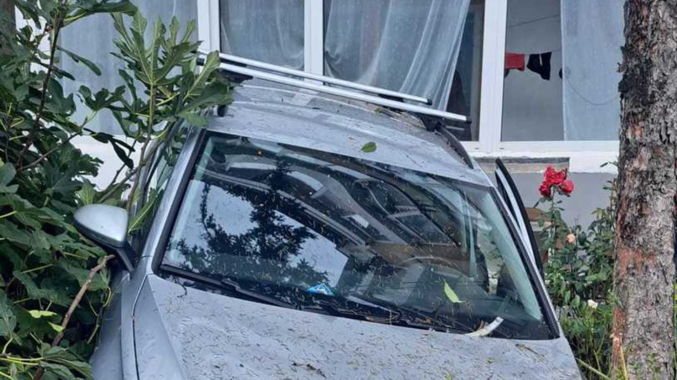 ACCIDENT neobișnuit: O mașină a ajuns în balconul unui bloc, șoferul are 75 de ani