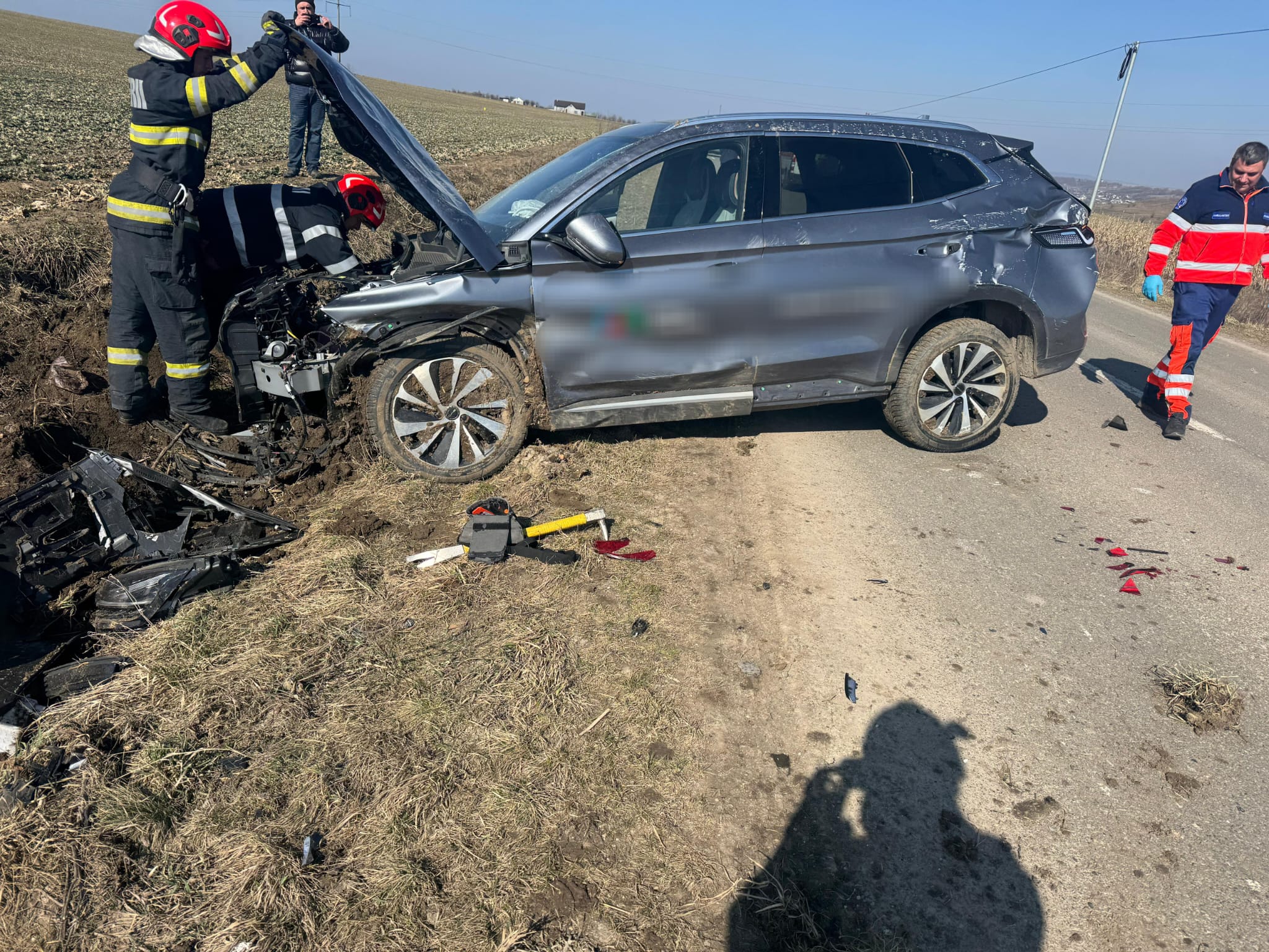 Mașini izbite la Roșiori, trei răniți duși la spital