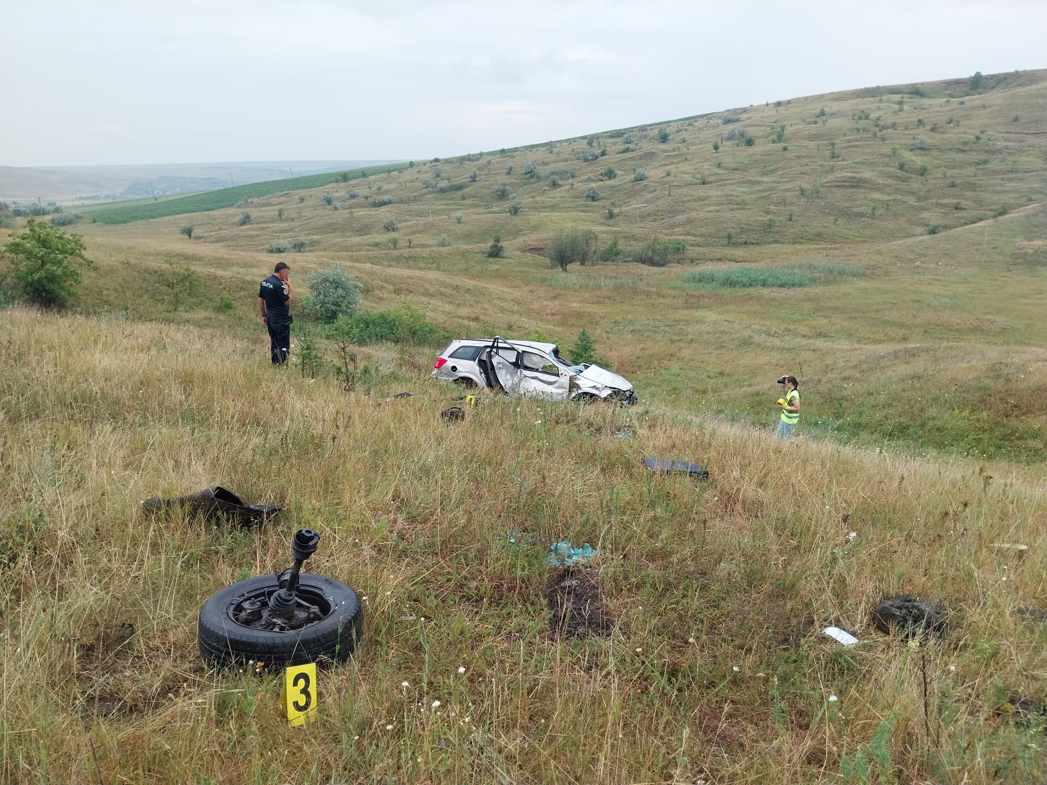 Șoferul care s-a răsturnat cu mașina în câmp era BEAT și FĂRĂ permis