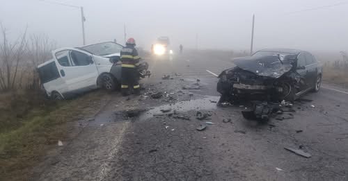 Accident grav pe DN 14: Trei persoane au fost rănite, traficul este blocat 
