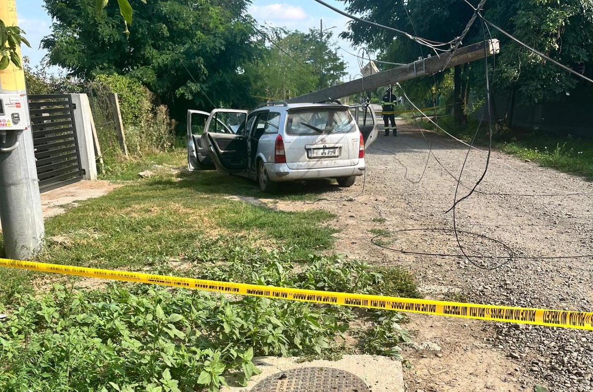 Șoferul care s-a izbit cu mașina într-un stâlp a fost reținut după ce s-a certat puțin cu polițiștii 