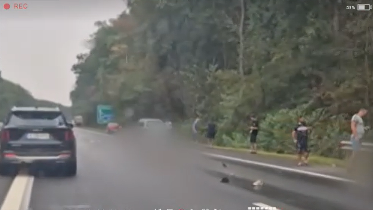 Dragoste dincolo de moarte: Doi tineri s-au aruncat îmbrățișați în fața unui tir – VIDEO