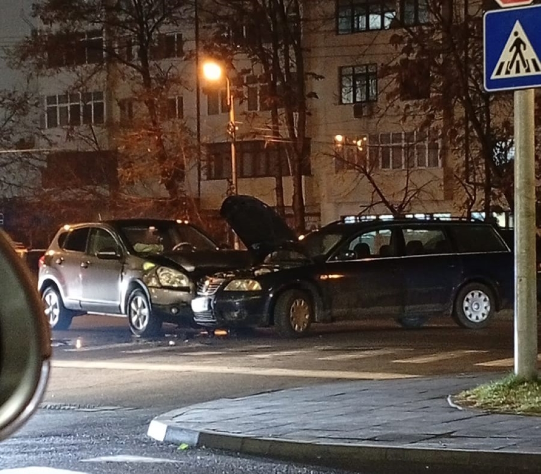SEARA ACEASTA: Două mașini izbite în apropierea unui supermarket din oraș