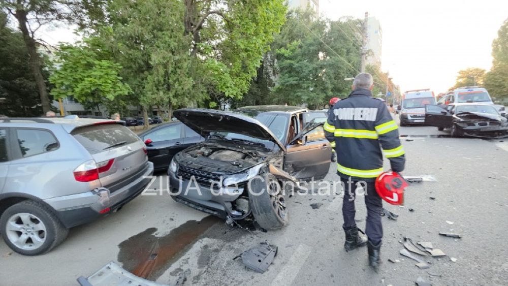 Carambol cu un BMW din Botoșani și alte patru mașini: O persoană a rămas încarcerată – VIDEO  