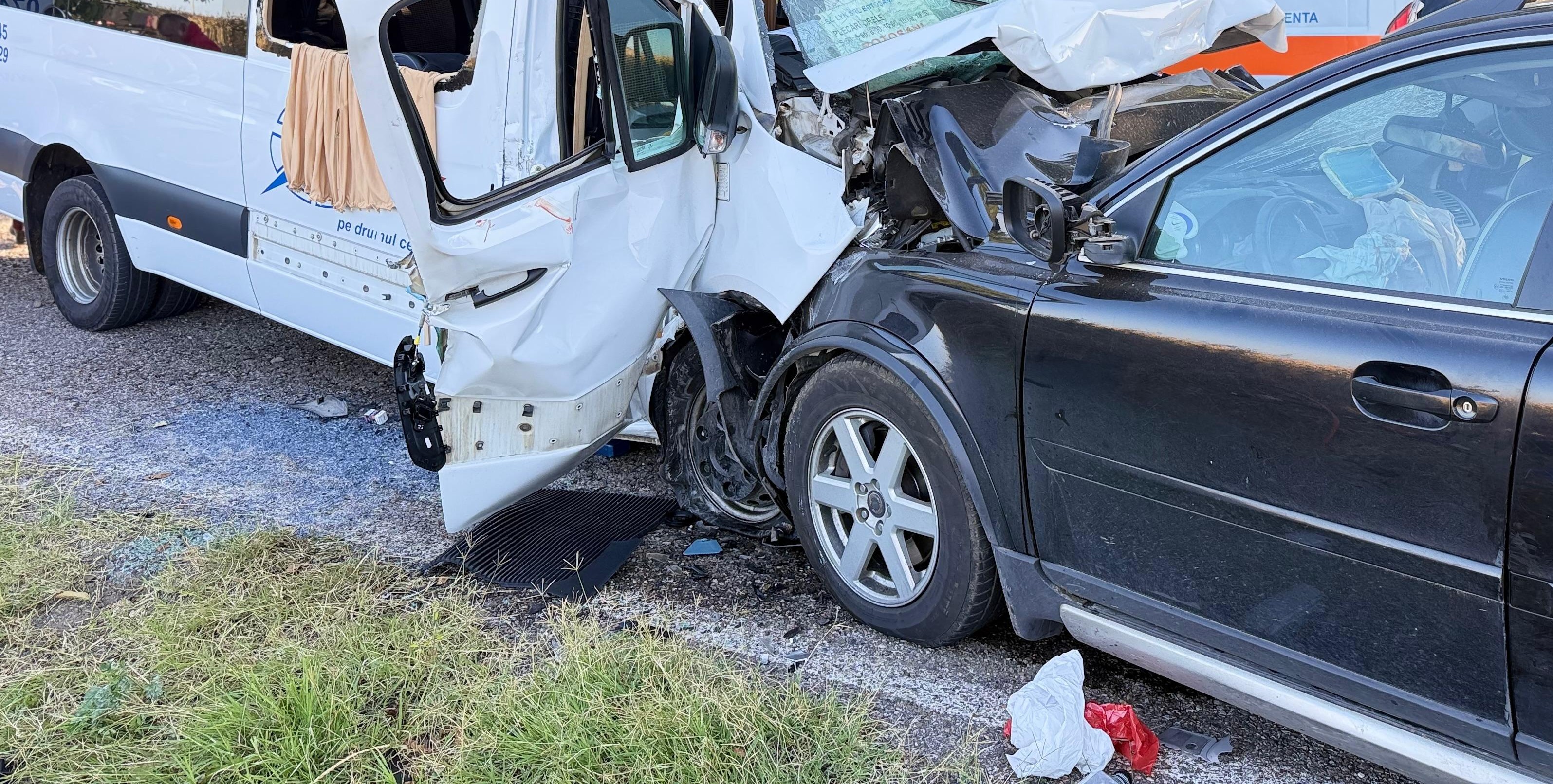 Singurul supraviețuitor din mașina care s-a izbit frontal în microbuz