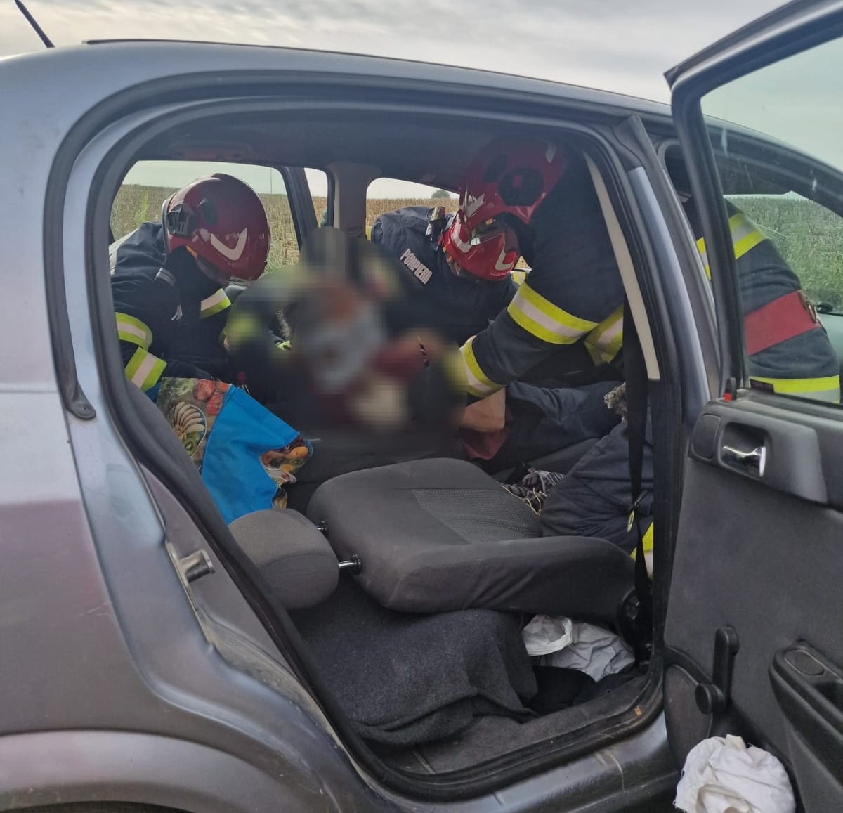 Doi soți răniți într-un accident la Botoșani, bărbatul a rămas încarcerat