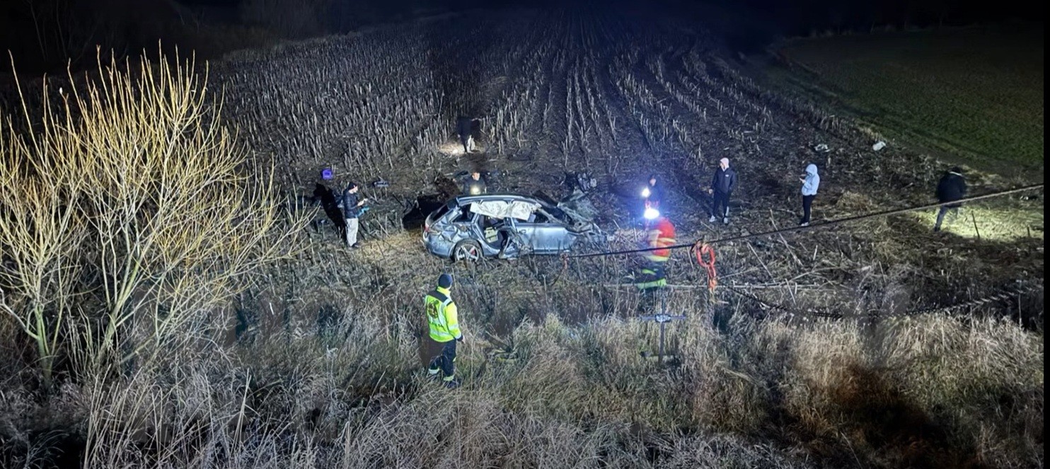 Un tânăr din Botoșani ar fi încercat să se sinucidă după o ceartă cu iubita, acul din bord s-ar fi oprit la viteza de 130 km/h