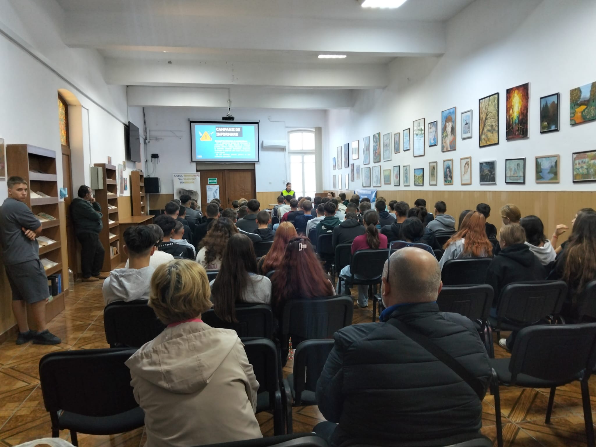 Angajați de la mai multe instituții au mers astăzi la un liceu din Botoșani 