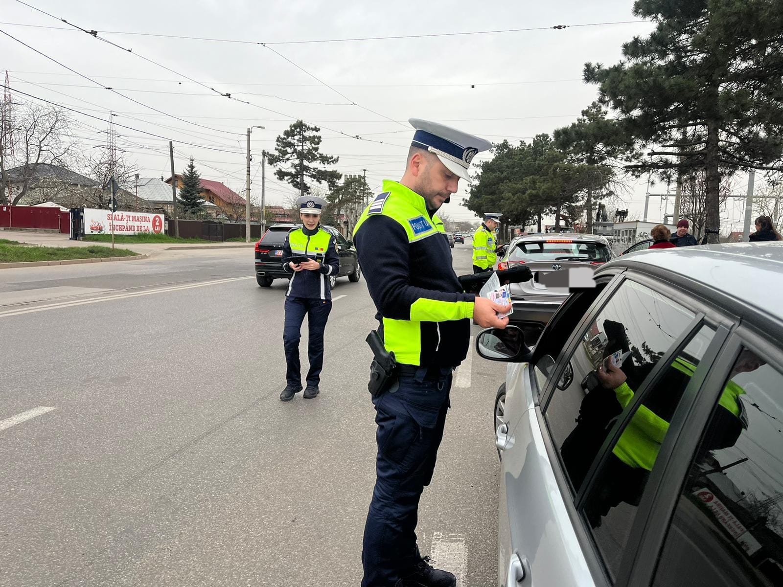 Zeci de persoane legitimate și mașini controlate într-o acțiune a poliției din Dorohoi