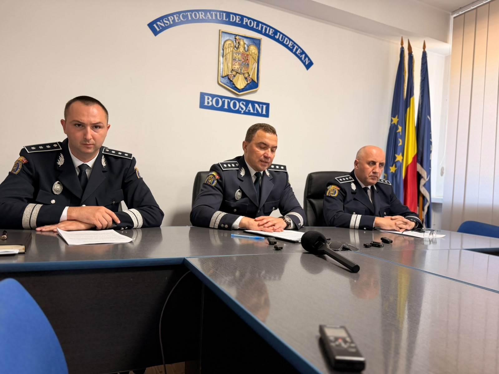 Violența în familie continuă să reprezinte una dintre cele mai grave probleme cu care se confruntă societatea, iar numărul ordinelor de protecție provizorii emise de polițiști este în creștere și la Botoșani.  În primele luni ale anului 2026, polițiștii au emis 213 ordine de protecție provizorii, cu 45 mai multe decât în aceeași perioadă a anului trecut, semn că tot mai multe victime ajung să solicite sprijinul autorităților.