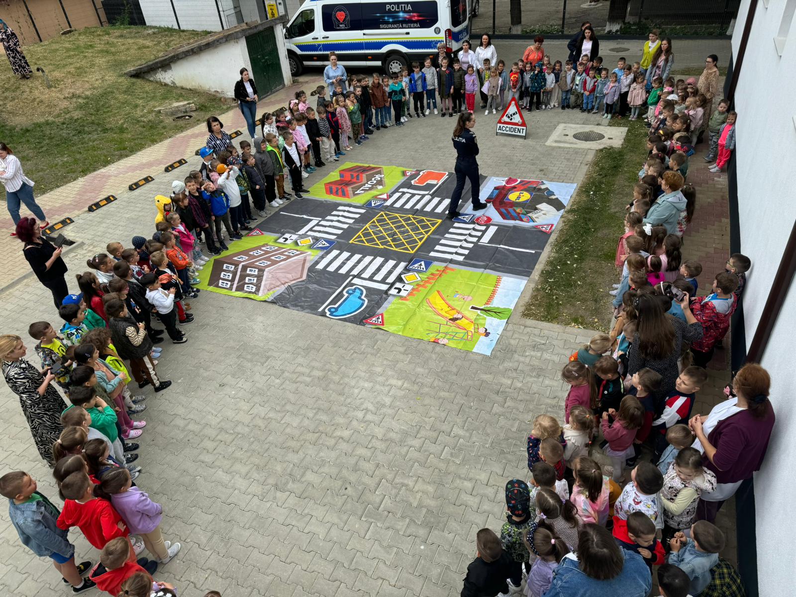 Elevi și preșcolari din județ, întâlnire educativă cu polițiștii botoșăneni