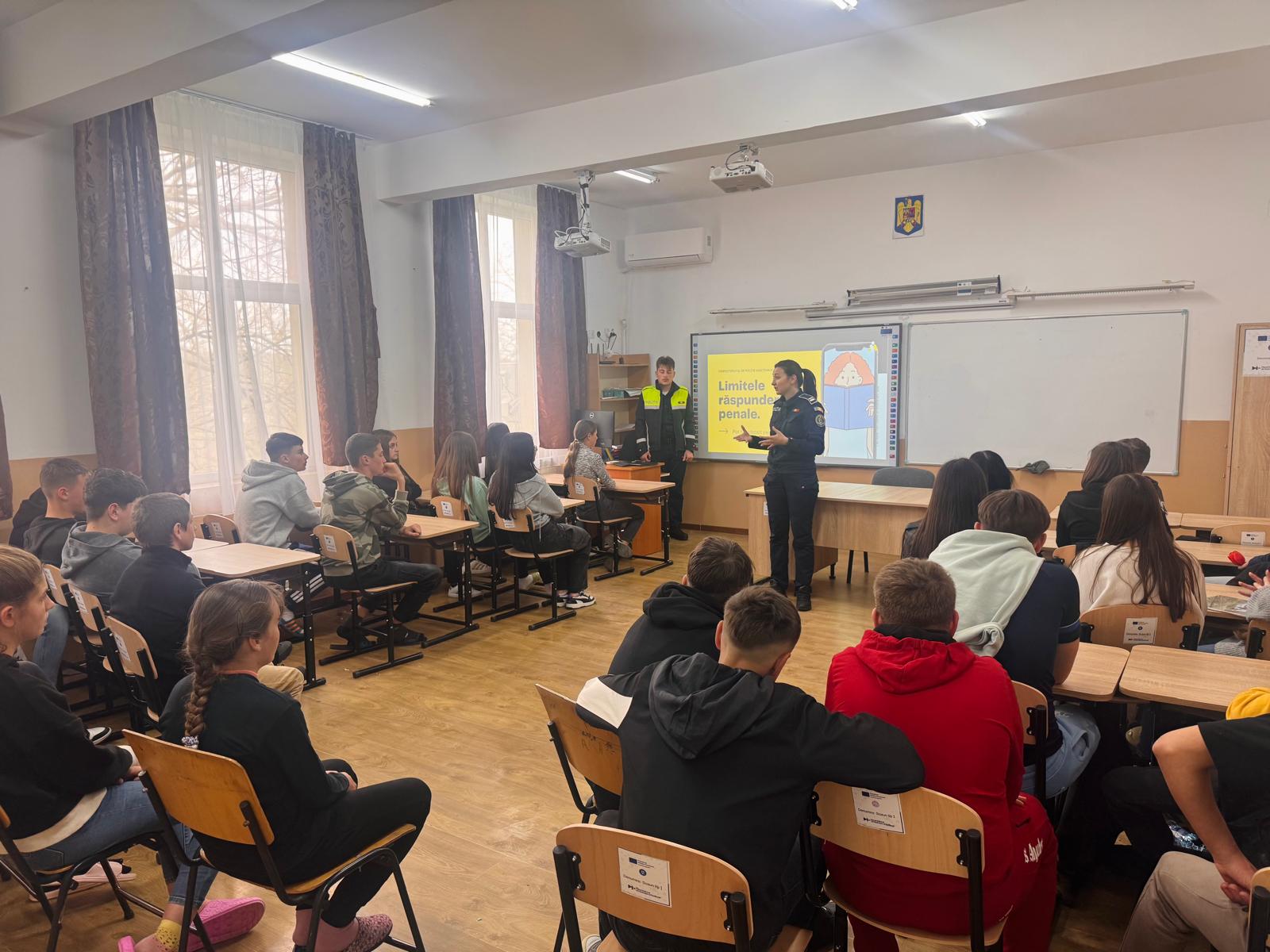 Polițiștii au fost chemați la școala din Vorniceni 