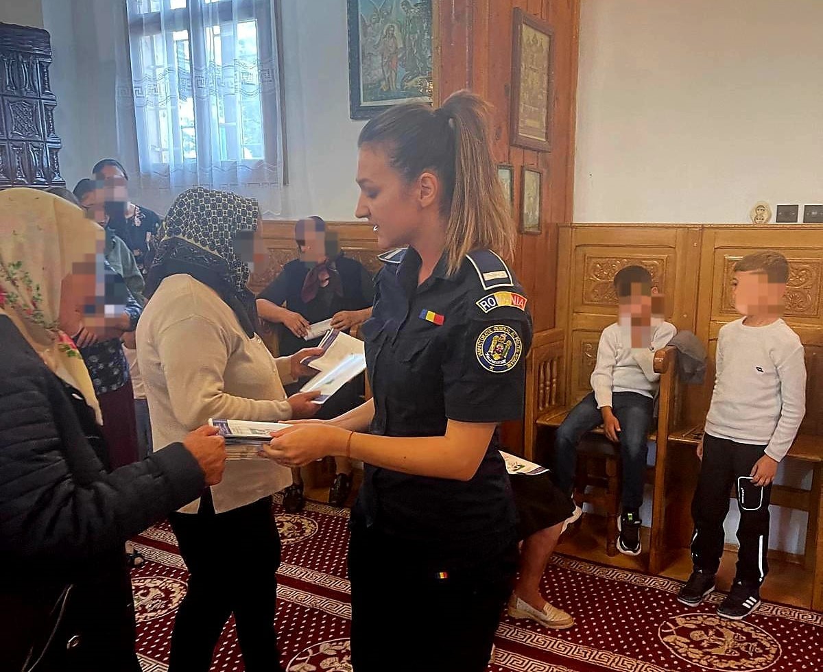 Polițiștii botoșăneni, activitate preventivă într-o biserică din județ