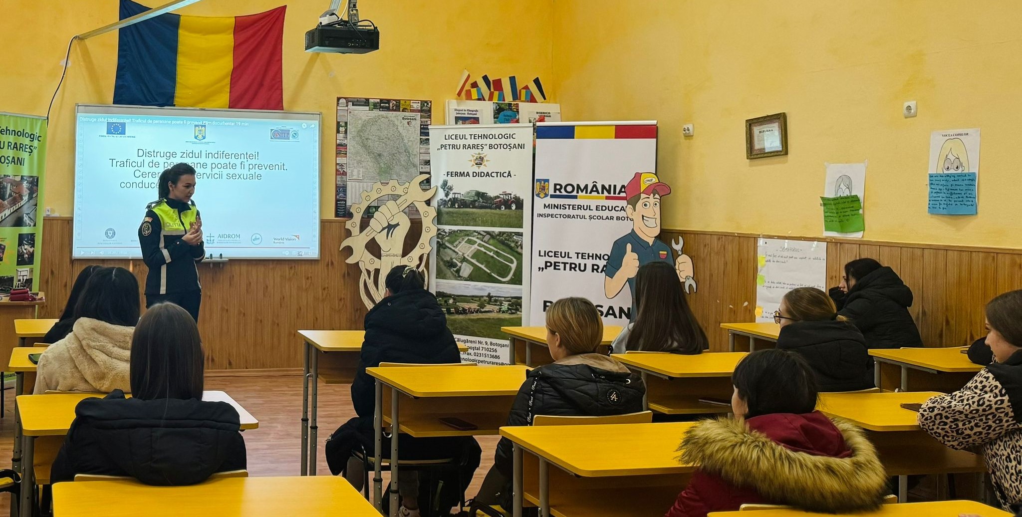 Elevii unui liceu din Botoșani s-au întâlnit cu polițiștii: CE subiecte au dezbătut