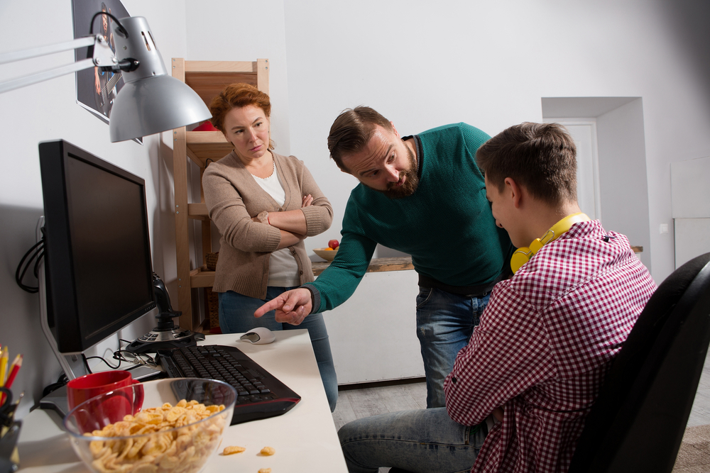 Părintele care știe să aleagă „bătăliile” câștigă respectul adolescentului și o relație mai relaxată. Cum decizi ce merită discutat și ce poți ignora