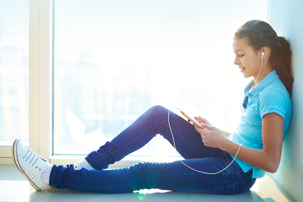 Avertisment OMS: Căștile pot provoca surzirea la adolescenți