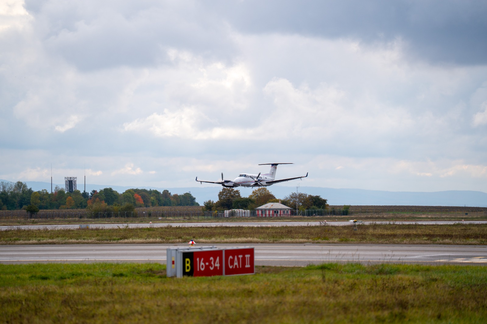 Zboruri de calibrare la Aeroportul Suceava pentru instalația care permite aterizarea pe timp de ceață