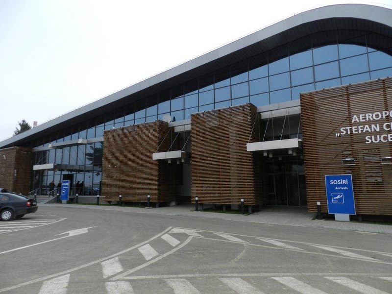 Un șofer din Botoșani a rămas fără plăcuțele de înmatriculare pe aeroportul din Suceava 