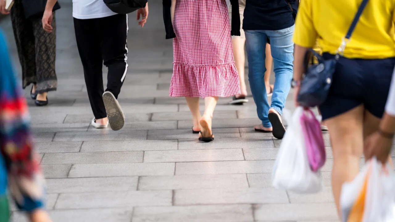 Val de botoșăneni cu ajutoarele sociale TĂIATE! Aveau câte două case, mașini și făceau bani la jocuri de noroc 