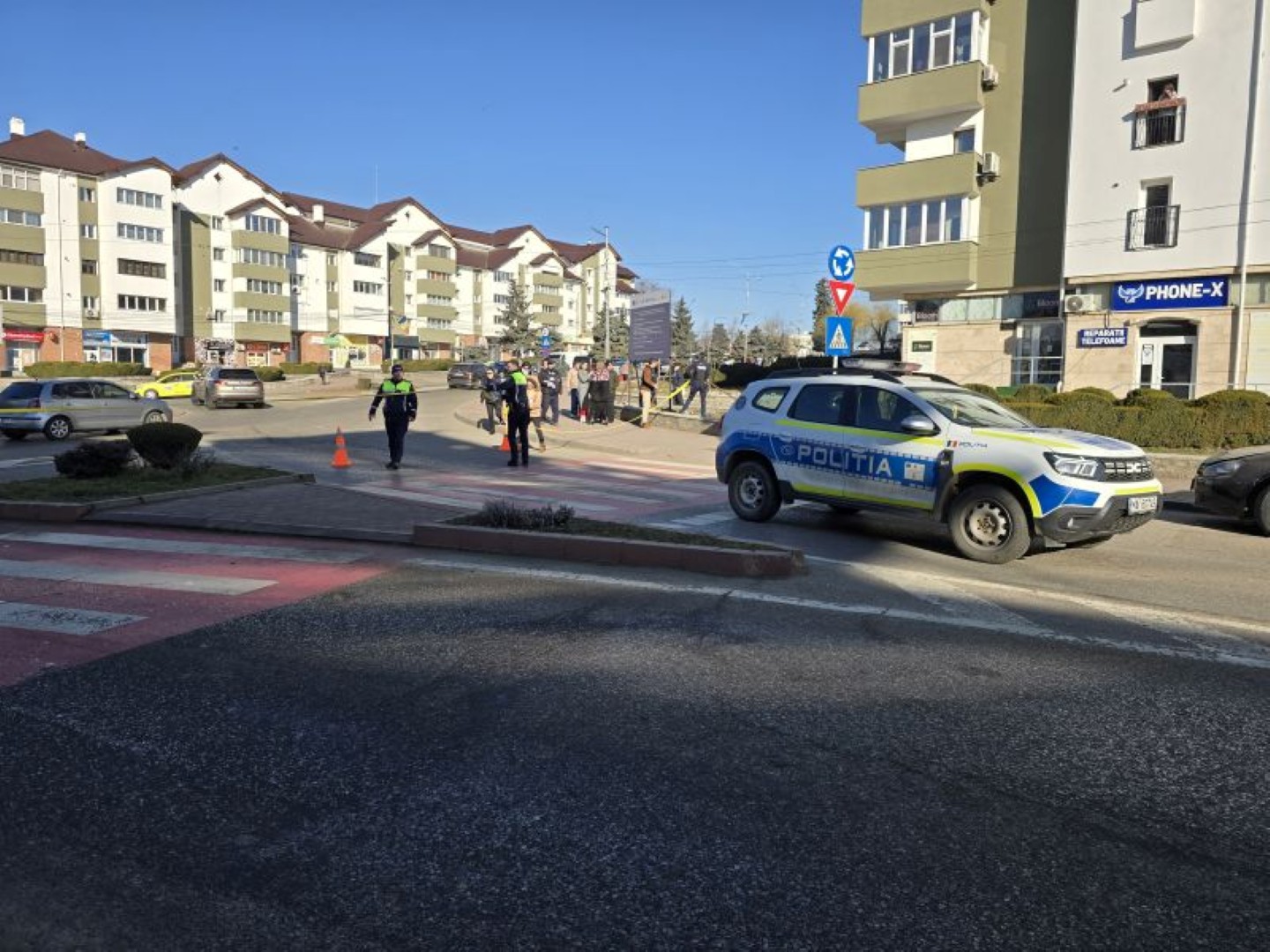 Alertă la sediul unei bănci: Angajații evacuați din cauza  unui bagaj suspect 