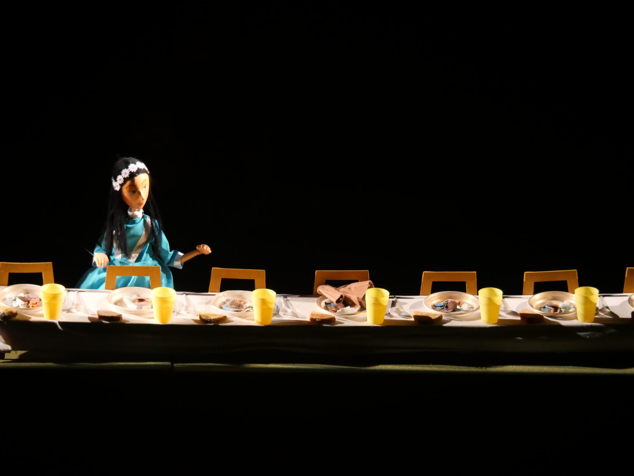alba ca zapada pe scena teatrului vasilache