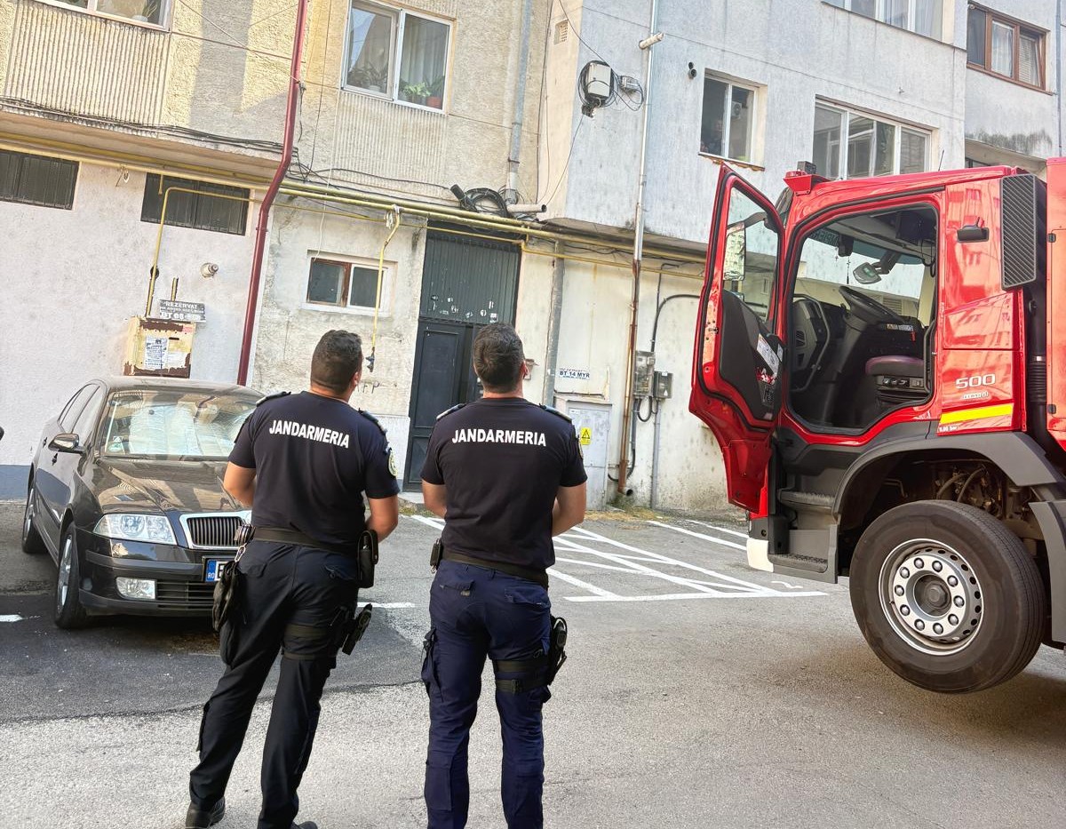 Intervenție în centrul orașului cu jandarmi, pompieri și un apicultor