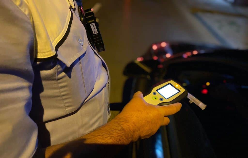 Tânăr cu tupeu tras pe dreapta de polițiști: A refuzat să-și dea sângele la analize