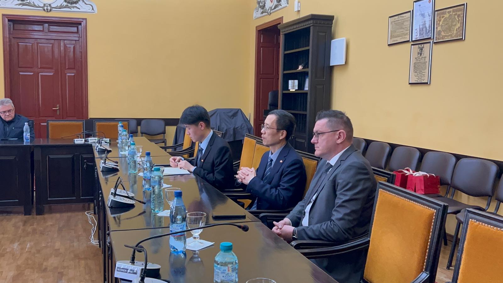 ACUM: Ambasadorul Chinei în România a ajuns și la Primăria Botoșani – VIDEO 