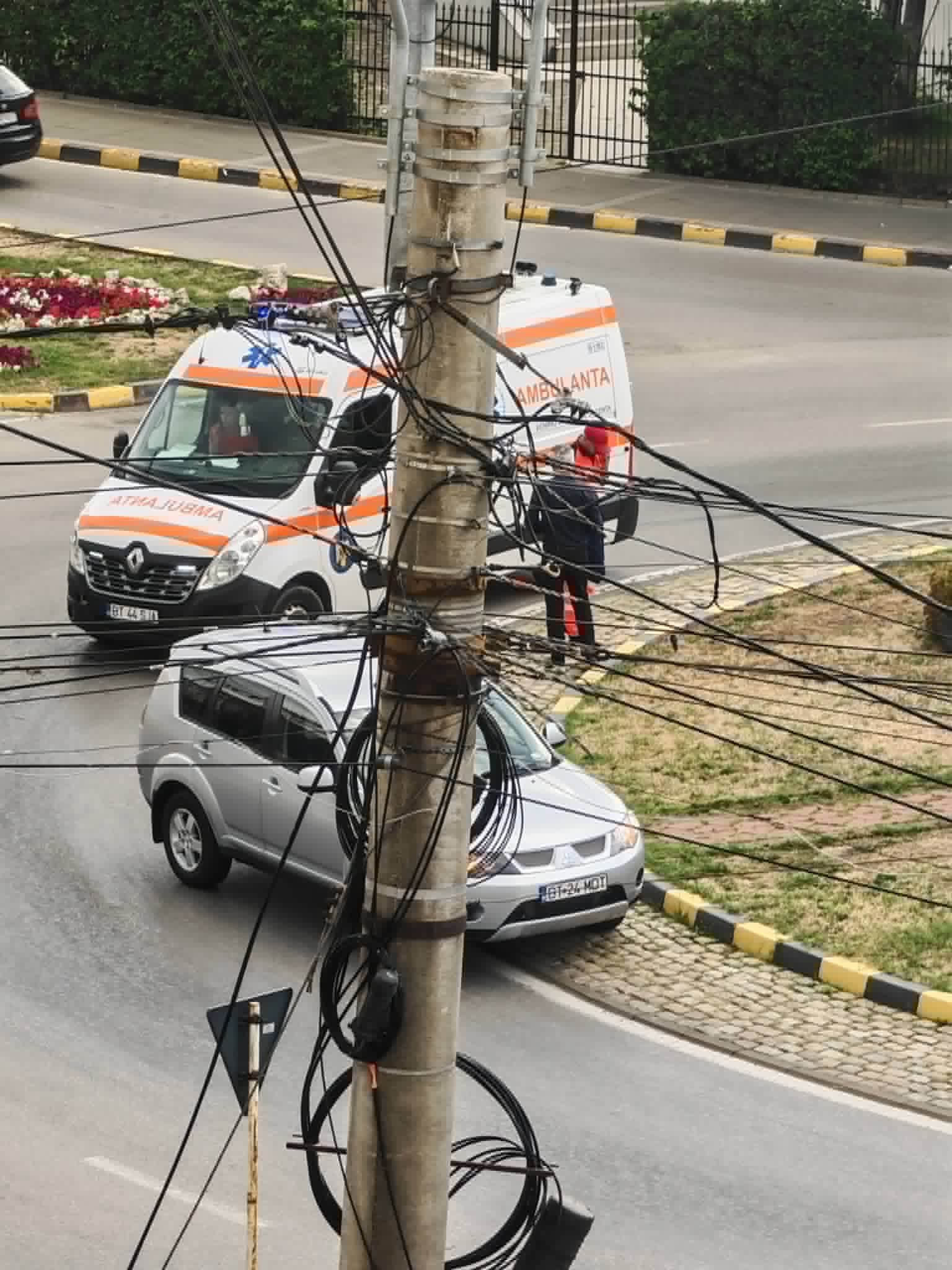 Ambulanță aflată misiune izbită într-un sens giratoriu din oraș
